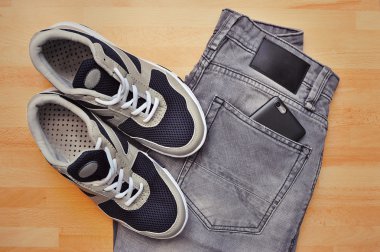 ahşap arka plan gri kot ile spor ayakkabı