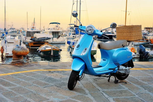 Vespa LX 50 - generación de moderno scooter italiano clásico de marco pequeño en estilo vintage — Foto de Stock