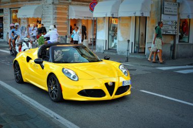Alfa Romeo 4c - kompakt iki kişilik spor otomobil, testdrive Alfa Romeo yaz tur 2016 yılında Santa Margherita.