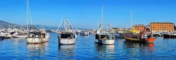 Panoramisch zicht op de oude vissersboten in de haven van Santa Margherita, Italië — Stockfoto