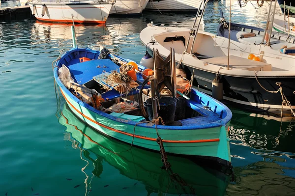 Vissersboot met enkele versnelling binnen afgemeerd in de haven — Stockfoto