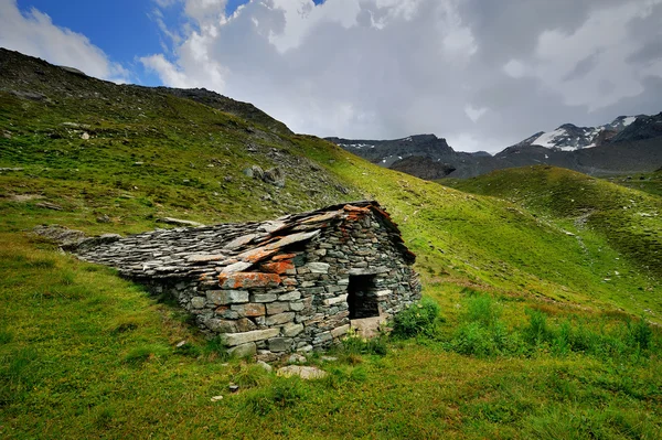 Antiguos edificios de alpien granja en Val di Rhemes en el valle de Aosta — Foto de Stock