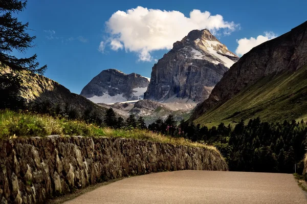 Дорога в горы Альпиен Гран Парей в долине Аоста — стоковое фото