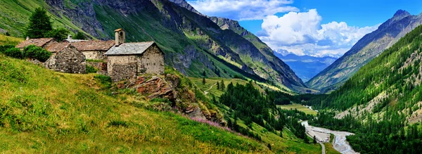 La vecchia architettura con le montagne sulla vista panoramica di Aosta — Foto Stock