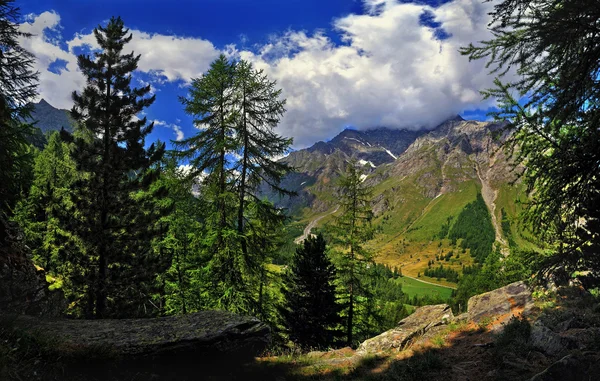 Hermoso cielo con nubes y montañas del valle de Aosta Alpes Italia . — Foto de Stock