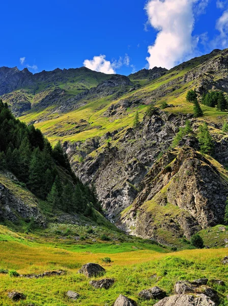 Rocce di montagne alpiene — Foto Stock