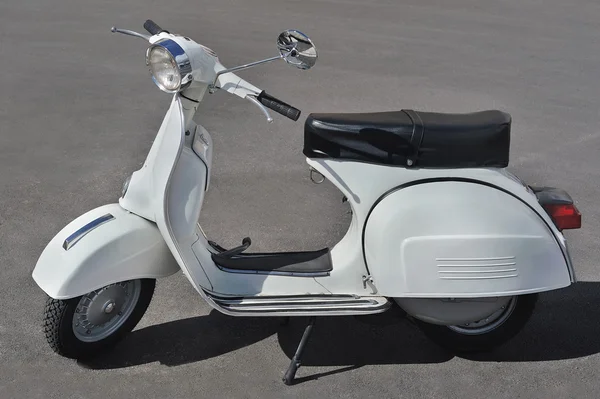 Vespa - icónica scooter italiana en competición HBier, Génova, Liguria, Italia — Foto de Stock