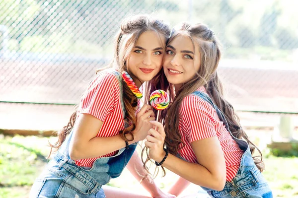 Retrato Duas Meninas Bonitas Gêmeos Com Pirulito — Fotografia de Stock