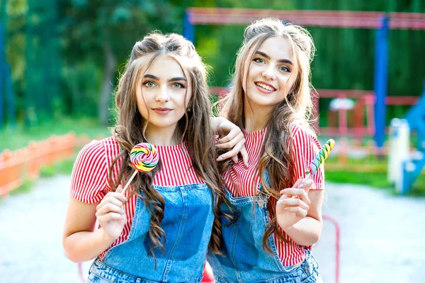 Lindas Irmãs Gêmeas Adolescentes Com Pirulitos Coloridos — Fotografia de Stock