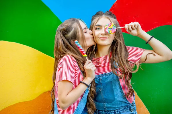 Lindas Irmãs Gêmeas Adolescentes Roupas Coloridas Com Pirulitos Fundo Colorido — Fotografia de Stock