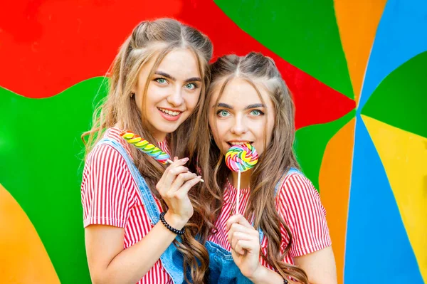 Hermosas Hermanas Gemelas Adolescentes Ropa Colorida Con Caramelo Piruletas Sobre — Foto de Stock