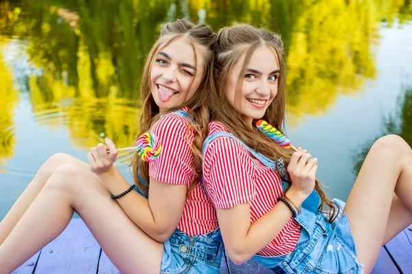 Lindas Irmãs Gêmeas Adolescentes Roupas Coloridas Com Pirulitos Sentados Placas — Fotografia de Stock