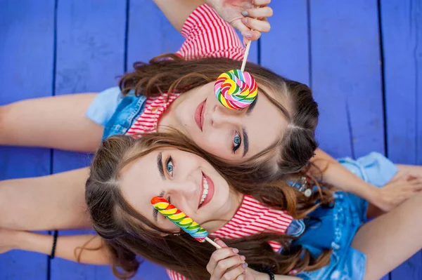 Lindas Irmãs Gêmeas Adolescentes Roupas Coloridas Com Pirulitos Sentados Placas — Fotografia de Stock