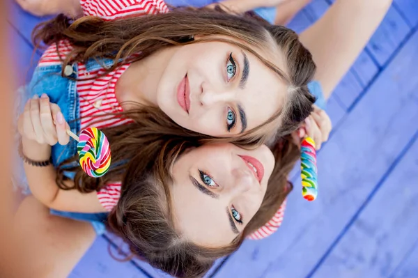 Vista Superior Retrato Irmãs Gêmeas Roupas Coloridas Com Pirulitos Sentados — Fotografia de Stock
