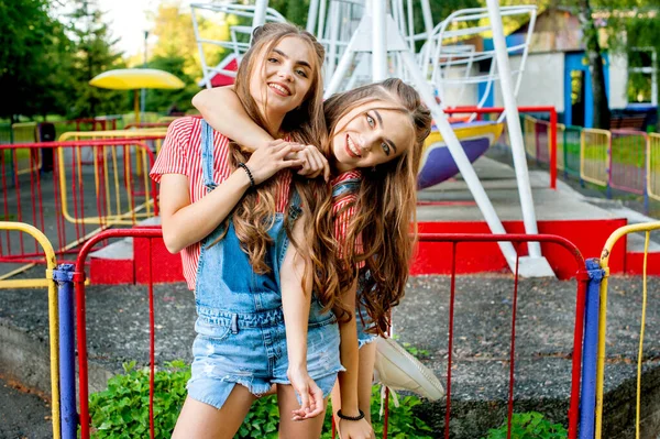 Irmãs Gêmeas Roupas Coloridas Abraçando Emoções Felizes Com Balanços Coloridos — Fotografia de Stock