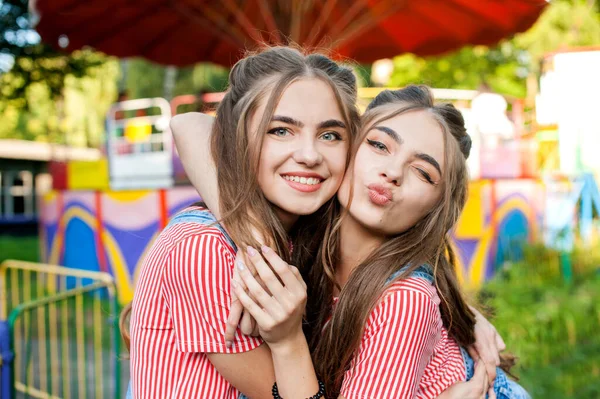 Gemelle Adolescenti Abiti Colorati Che Abbracciano Emozioni Felici Con Altalene — Foto Stock