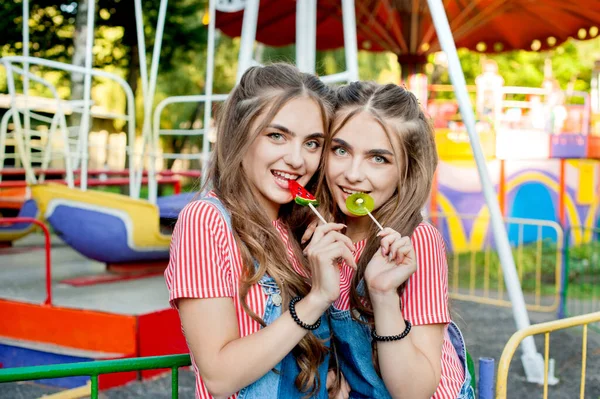 Lindas Irmãs Gêmeas Adolescentes Roupas Coloridas Com Pirulitos Caramelo Fundo — Fotografia de Stock