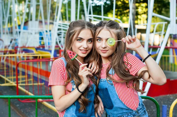 Teen Irmãs Gêmeas Roupas Coloridas Com Pirulitos Caramelo Com Balanço — Fotografia de Stock