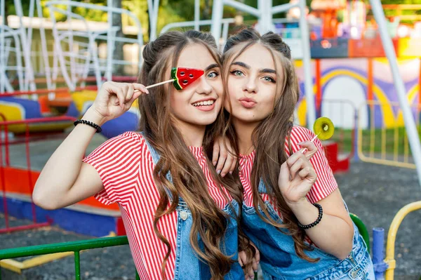 Irmãs Gêmeas Adolescentes Roupas Coloridas Com Pirulitos Emoções Alegria Fundo — Fotografia de Stock