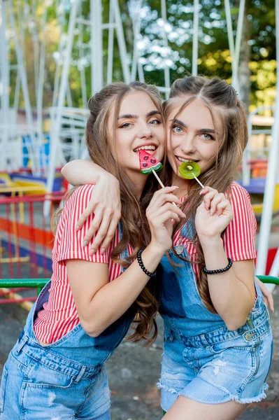 Lindas Irmãs Gêmeas Adolescentes Roupas Coloridas Com Pirulitos Caramelo Fundo — Fotografia de Stock