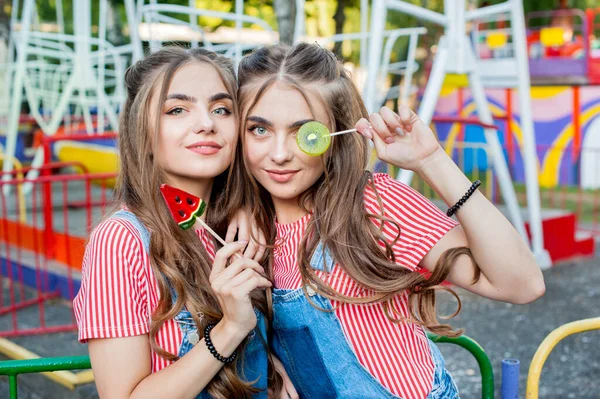 Teen Irmãs Gêmeas Roupas Coloridas Com Pirulitos Caramelo Com Balanço — Fotografia de Stock