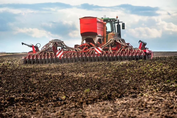 Mezőgazdasági Termelők Kocák Traktor Vetőgép Egy Szántott Területen Alkalmazni Trágya — Stock Fotó