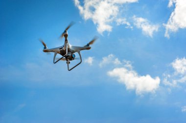 Drone tarlaları inceler, bulutlarla gökyüzüne uçar. Çiftlikteki teknoloji kavramı.