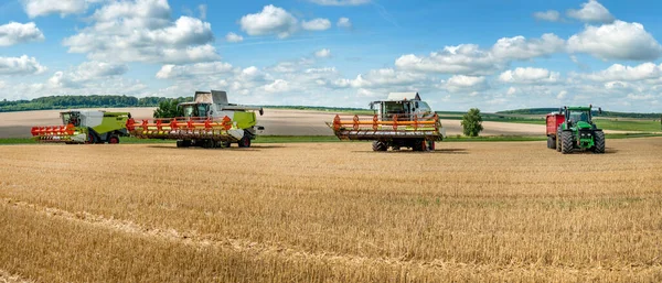 Drei Mähdrescher Bereich Der Ernte Abschluss Der Arbeiten — Stockfoto