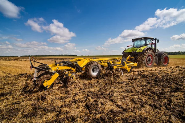 Traktor Med Tallrikskultivator Ett System För Bearbetning Jord Arbete Utmärkt — Stockfoto