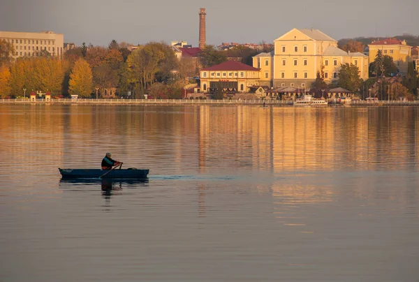 Ternopil şehrinin panoraması, kale, gölün manzarası balıkçı teknesiyle gün batımının altın saatlerinde