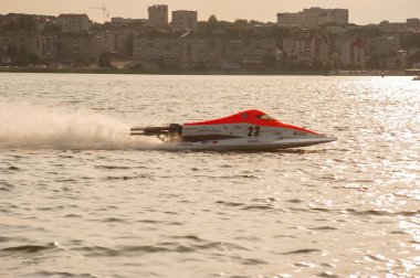 Ternopil, Ukrayna - 25 Ağustos 2017: Su Motoru Yarışması sırasında gölde sürat teknesi.