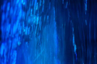 Sudaki parlak mavi ışığın soyut arkaplanı