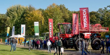 Dublyany, Lviv bölgesi, Ukrayna: - 8 Ekim 2021 - Tarım sergisi Otomatik motorlu makineler, traktörler ve tarım ekipmanları ziyaretçiler tarafından denetlenir.