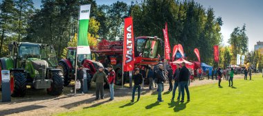 Dublyany, Lviv bölgesi, Ukrayna - 8 Ekim 2021: Tarım sergisi, ziyaretçilerin önde gelen markalardan traktörler, spreyler ve ekipmanları denetlediği modern tarım makinelerini sunuyor.