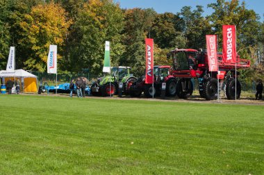Dublyany, Lviv bölgesi, Ukrayna: - 8 Ekim 2021 - Tarım sergisi Otomatik motorlu makineler, traktörler ve tarım ekipmanları ziyaretçiler tarafından denetlenir.
