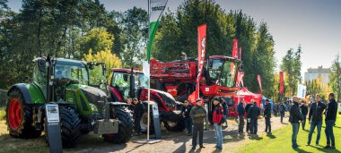 Dublyany, Lviv bölgesi, Ukrayna - 8 Ekim 2021. Tarım sergisinde, ziyaretçilerin önde gelen markalardan gelen traktör, spreyler ve ekipmanları denetlediği çağdaş tarım makineleri sergileniyor..