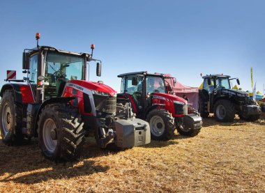 Baykivtsi, Ternopil bölgesi, UKRAINE - 27 Eylül 2025: Tarım makinelerinin gösteriminde traktörler 