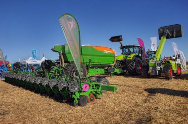 Baykivtsi, Ternopil bölgesi, UKRAINE - 27 Eylül 2025: tarım makinelerinin gösteriminde tohum tatbikatları 