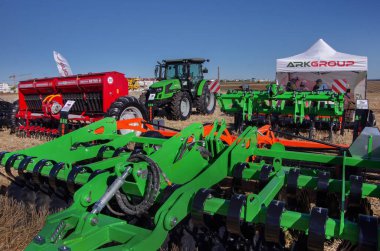 Baykivtsi, Ternopil bölgesi, UKRAINE - 27 Eylül 2025: fabrika kalıntılarının karıştırılması için tarımsal makine diski harrow toprak ekip ekipmanları gösterisinde.