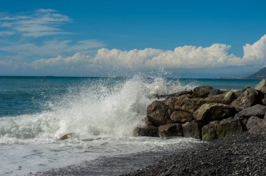 Kıyı taşlarına çarpan güçlü dalgalar, doğanın bir gücü.
