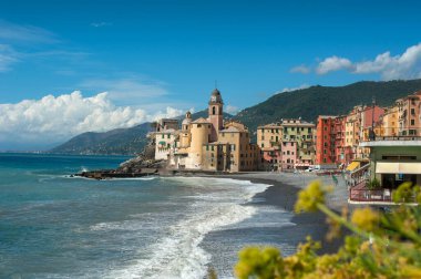 İtalyan balıkçı kasabası Camogli kıyıları, İtalyan Rivierası 'nın ünlü tatil beldesi.