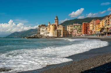 balıkçı kasabası Camogli, renkli evler ve kale, Akdeniz 'in dalgaları, Ligurya, İtalya