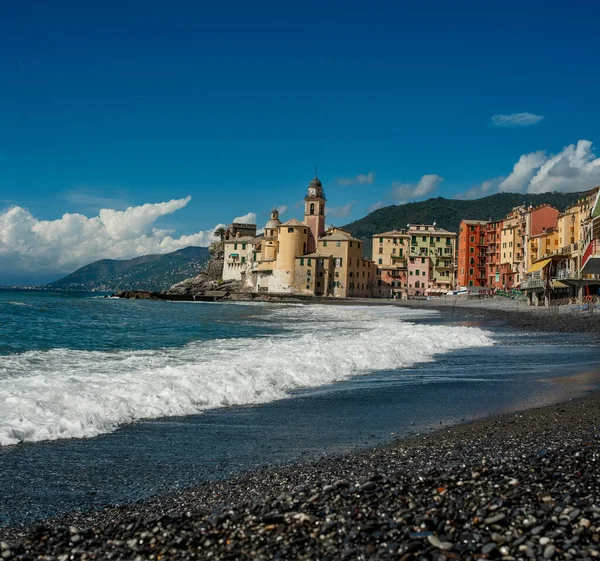 Renkli sahil kenti Camogli, çakıl taşı plajı ve Akdeniz, Ligurya, İtalya 'nın dalgaları