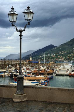 Sokak fener iskele liman, bir turistik kasaba Camogli, İtalya üzerinde