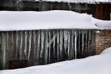 Çatıda buz saçakları