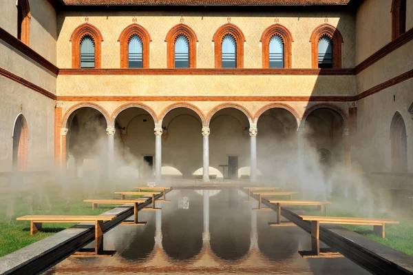 Cortile medievale con piscina nella nebbia surreale — Foto Stock