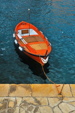 Port yalnız kırmızı tekne