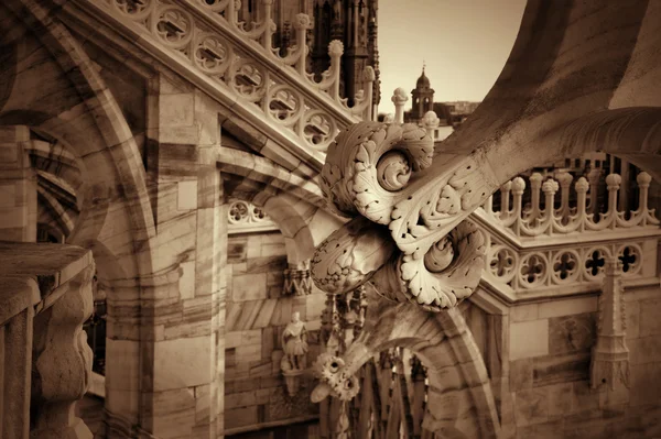 Detalii despre sculpturile de pe acoperișul Duomo din Milano — Fotografie, imagine de stoc