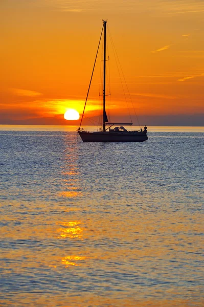 Jacht-naplemente a tengeren — Stock Fotó