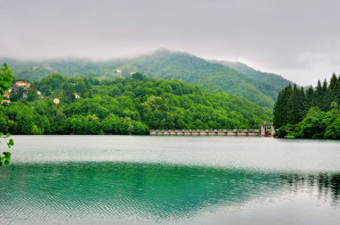 Lake Brugneto Barajı ile 